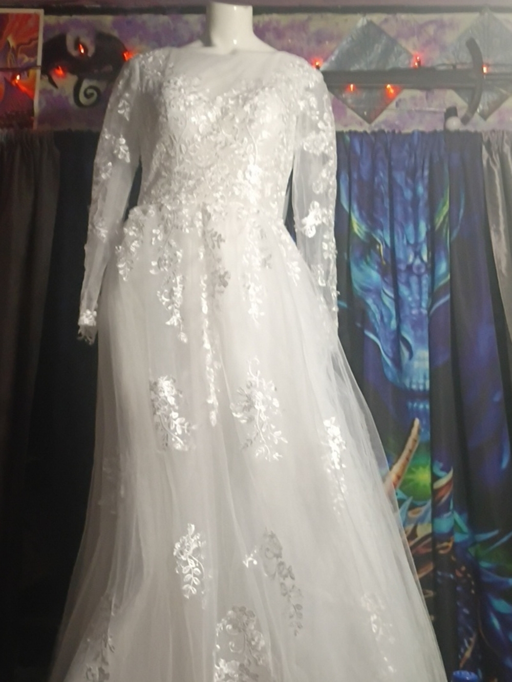 Elegant White Long-Sleeve Lace Wedding Dress